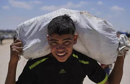 Χάος στη Γάζα: Ορδές πεινασμένων Παλαιστίνιων εισέβαλαν σε αποθήκη Επισιτιστικού Προγράμματος