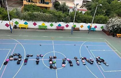 Καλλιθέα: Συγκλονίζει ο αποχαιρετισμός στη μικρή Αγγελίνα - «Έγραψαν» το όνομά της με τις σχολικές τσάντες