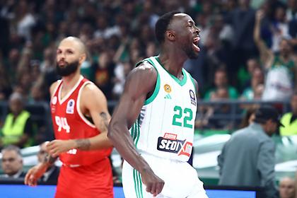 Δύο σερί τρίποντα από τον Γκραντ και «ερυθρόλευκο» 9-0 σερί στο ξεκίνημα του τελικού