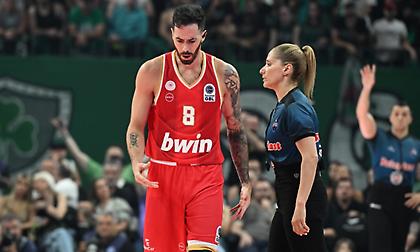 Πρόβλημα στον Ολυμπιακό: Αποχώρησε με ενοχλήσεις στη γάμπα ο Βιλντόσα