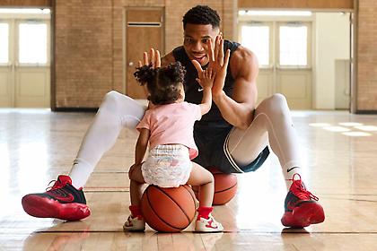 Γιάννης Αντετοκούνμπο: Σε διαφήμιση για πάνες με την κόρη του