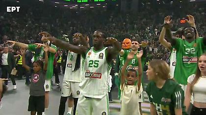 Οι πανηγυρισμοί των παικτών του Παναθηναϊκού με τους οπαδούς μετά τη νίκη επί του Ολυμπιακού