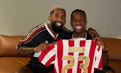 «Βίνι Ολυμπιακάρα»: Ο Βινίσιους ποζάρει με την επετειακή φανέλα του Ολυμπιακού σε ανάρτηση του Ροντινέι!