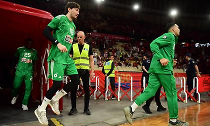 Η είσοδος των παικτών του Παναθηναϊκού εν μέσω αποδοκιμασιών