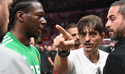 ΚΑΕ Ολυμπιακός: «Προς σύλληψη ο Δημήτρης Γιαννακόπουλος» - Ένταση και στους εσωτερικούς χώρους του ΣΕΦ