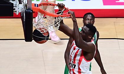 Το εμφατικό κάρφωμα του Φαλ που ξεσήκωσε το ΣΕΦ