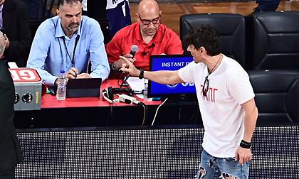 Πήρε τη θέση του στο ΣΕΦ ο Γιαννακόπουλος - Ζήτησε από τη γραμματεία να καταγράψει τα υβριστικά συνθήματα