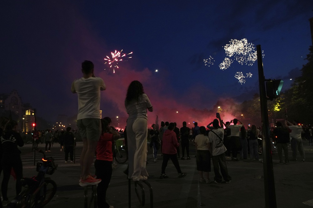 Παρί: Ξέφρενοι πανηγυρισμοί στο Παρίσι - Στα χρώματα της Παρί ο Πύργος του Άιφελ!
