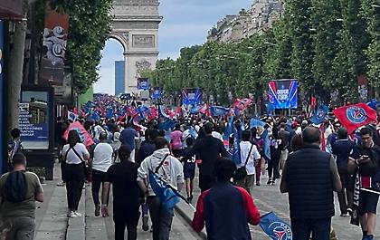 Live streaming: H παρέλαση της Παρί με την κούπα του Champions League