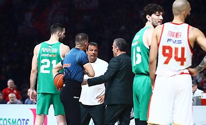 Πετρίδης: «Έκτρωμα αυτό που παρακολουθούμε - Χειρότερη διαιτησία και από τον περσινό 4ο τελικό»