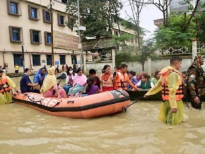 Τουλάχιστον 34 νεκροί από πλημμύρες και κατολισθήσεις στην Ινδία - Τουρίστες απομακρύνθηκαν από τα Ιμαλάϊα