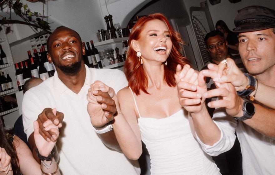 Εβελυν Καζαντζόγλου: Χορεύοντας νησιώτικα με τον Usain Bolt στη Μύκονο! As Greek as it gets...