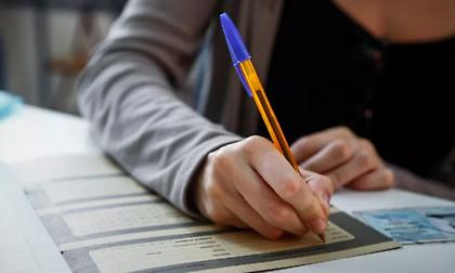 Πανελλήνιες 2025: Eλεύθερη η διευθύντρια που κατηγορήθηκε για αφαίρεση ακουστικού βαρηκοΐας