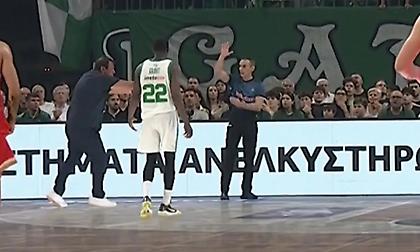 Έξαλλος ο Αταμάν για φάουλ που δεν δόθηκε στον Σλούκα, μπήκε μαινόμενος στο glass floor και χρεώθηκε με τεχνική ποινή