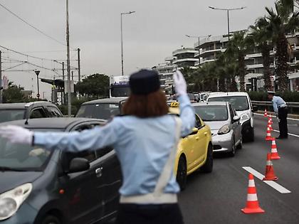 Ταξί έπεσε πάνω σε απορριμματοφόρο στην Ποσειδώνος - Κλειστή η μία λωρίδα