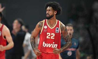 «Πρέπει να είσαι σε εγρήγορση»: Ο Ντόρσεϊ κάνει... πλάκα σε βίντεο που αποφεύγει ιπτάμενο ποτήρι στο ΟΑΚΑ