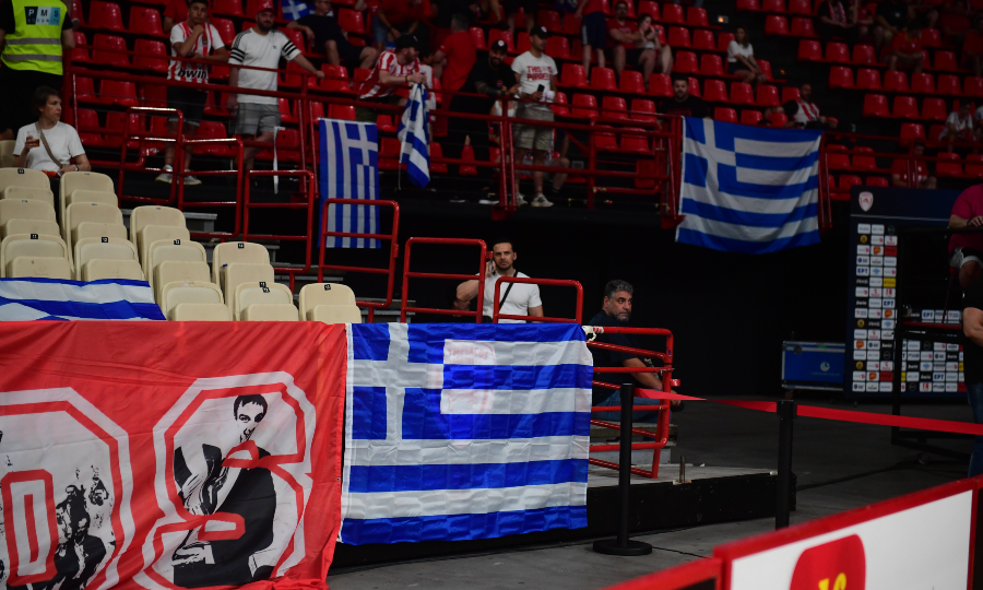 Ολυμπιακός-Παναθηναϊκός: Ελληνικές σημαίες πίσω από τον πάγκο του Παναθηναϊκού