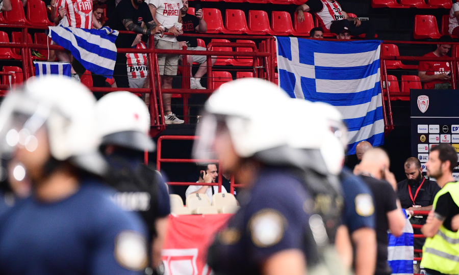 Ολυμπιακός-Παναθηναϊκός: Ελληνικές σημαίες πίσω από τον πάγκο του Παναθηναϊκού