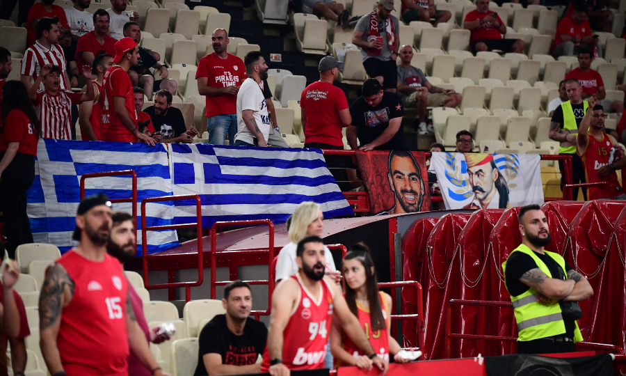 Ολυμπιακός-Παναθηναϊκός: Ελληνικές σημαίες πίσω από τον πάγκο του Παναθηναϊκού