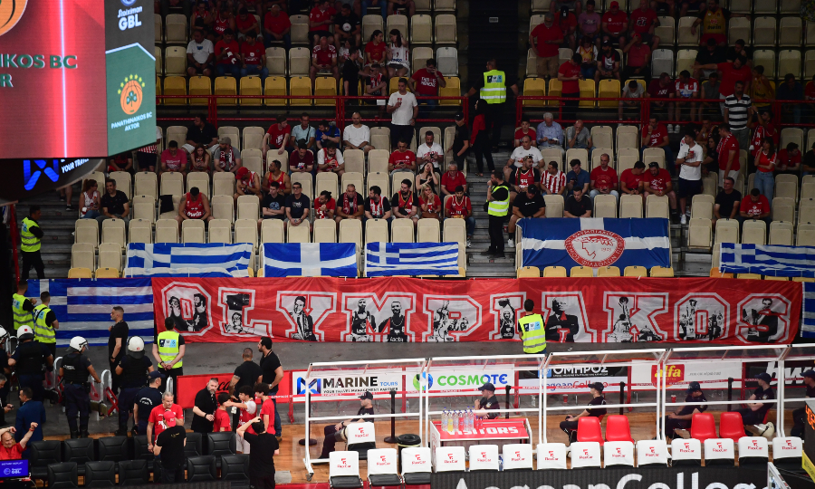 Ολυμπιακός-Παναθηναϊκός: Ελληνικές σημαίες πίσω από τον πάγκο του Παναθηναϊκού