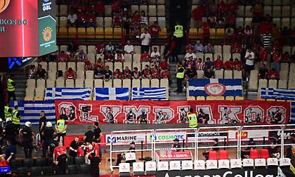 Ελληνικές σημαίες πίσω από τον πάγκο του Παναθηναϊκού!