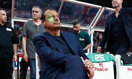 Με ακουστικά στο ΣΕΦ ο Αταμάν, τα φορούσε μέχρι και το τζάμπολ