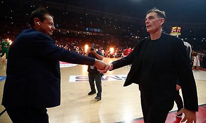 Χωρίς ανταλλαγή λαβάρων στο Game 4, αλλά με χειραψία Μπαρτζώκα-Αταμάν