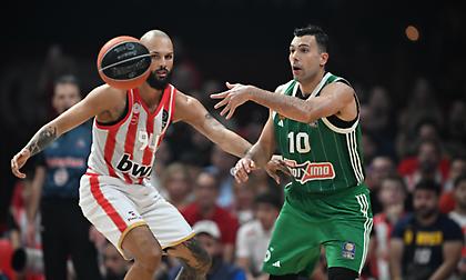 Το τρίτο φάουλ του Σλούκα και η αντίδρασή του: «Τι άλλο να κάνω; Δεν με αφήνουν να παίξω άμυνα»