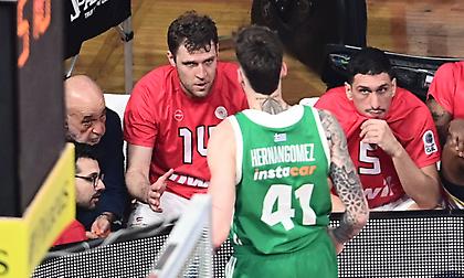 Όμορφο στιγμιότυπο στο ΣΕΦ: Ο Χουάντσο πήγε στον πάγκο του Ολυμπιακού για να δει την κατάσταση του Βεζένκοφ