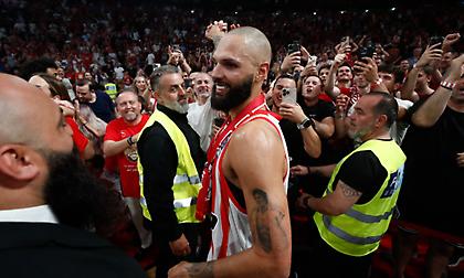 Η απόλυτη αποθέωση για τον Φουρνιέ: Έγινε ένα κουβάρι με τους φίλους του Ολυμπιακού