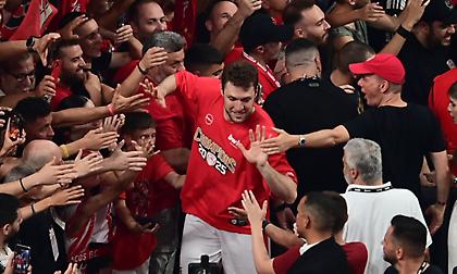 Βεζένκοφ: «Είμαστε οικογένεια, μείναμε ενωμένοι και τα καταφέραμε» - Τι είπε για τον τραυματισμό του