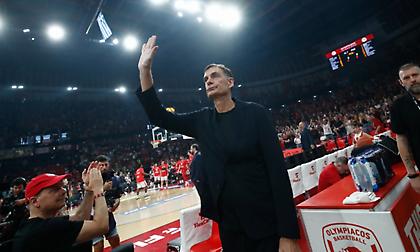 Αποθεώθηκε κατά την είσοδό του στο ΣΕΦ ο Μπαρτζώκας