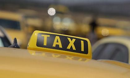 Πλήρωσαν 4 φορές παραπάνω: Οδηγός ταξί συνελήφθη στον Πειραιά για «χρυσή» κούρσα χωρίς ταξίμετρο