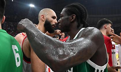 Φουρνιέ και Ναν αγκαλιάστηκαν μετά το τέλος του Game 4