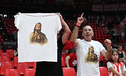 Μπλουζάκια με τον Φουρνιέ σε ρόλο… Κολοκοτρώνη στο ΣΕΦ!