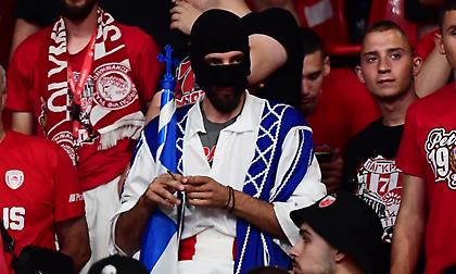 Οπαδός του Ολυμπιακού ντυμένος τσολιάς, με ελληνική σημαία και… full face!