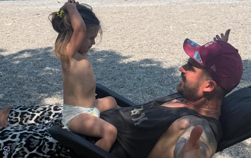 Δημήτρης Αλεξάνδρου: Κοιμάται στη σκιά των δέντρων κάνοντας camping με τον γιο του