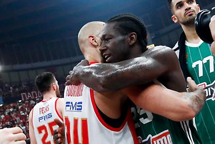 Ολυμπιακός για αγκαλιά Φουρνιέ-Ναν: «Δόξα τω Θεώ, βρέθηκε ένας αντίπαλος που του έδωσε συγχαρητήρια»