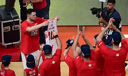 Ο Παπανικολάου πήγε στην απονομή κρατώντας φανέλα του άτυχου Φαλ