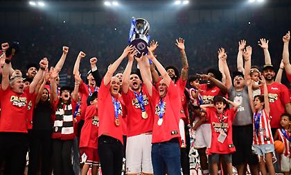 Το βίντεο της ΚΑΕ Ολυμπιακός από την απονομή του πρωταθλήματος και την αποθέωση στο γιορτινό ΣΕΦ!