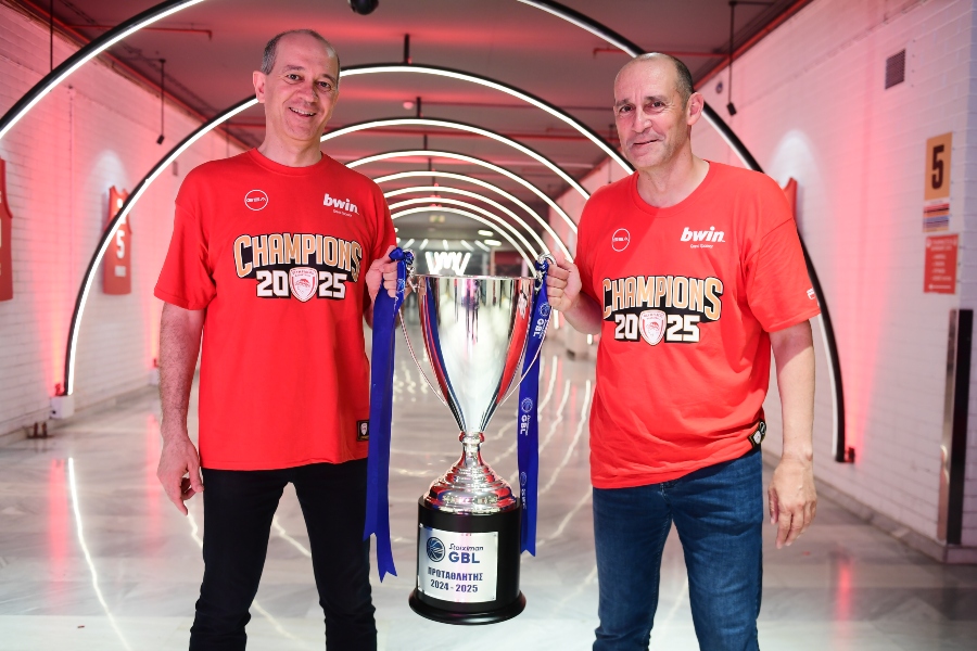 Ολυμπιακός: Οι φωτογραφίες με την κούπα με Μπαρτζώκα, τεχνικού επιτελείου και προέδρων