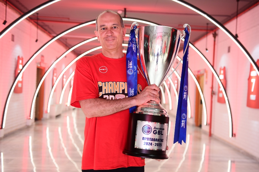 Ολυμπιακός: Οι φωτογραφίες με την κούπα με Μπαρτζώκα, τεχνικού επιτελείου και προέδρων