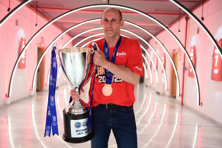 Ολυμπιακός: Οι φωτογραφίες με την κούπα με Μπαρτζώκα, τεχνικού επιτελείου και προέδρων