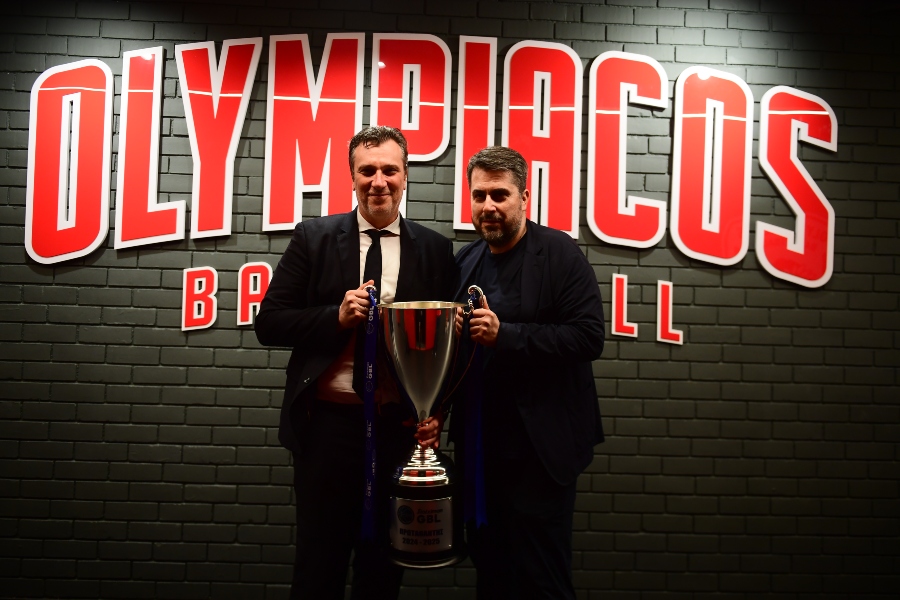 Ολυμπιακός: Οι φωτογραφίες με την κούπα με Μπαρτζώκα, τεχνικού επιτελείου και προέδρων