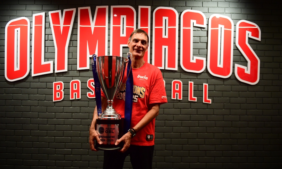 Ολυμπιακός: Οι φωτογραφίες με την κούπα με Μπαρτζώκα, τεχνικού επιτελείου και προέδρων