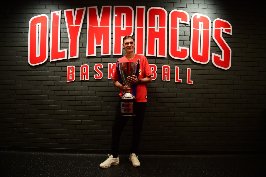 Ολυμπιακός: Οι φωτογραφίες με την κούπα με Μπαρτζώκα, τεχνικού επιτελείου και προέδρων