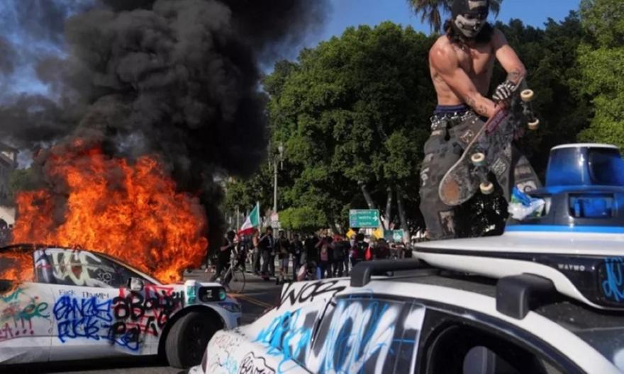 Λος Άντζελες: Συλλήψεις διαδηλωτών, καμένα οχήματα και βία στους δρόμους του