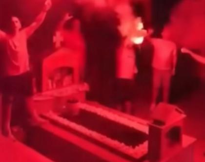 Φίλαθλοι του Ολυμπιακού πανηγύρισαν το πρωτάθλημα στο νεκροταφείο, δίπλα στον αδικοχαμένο φίλο τους