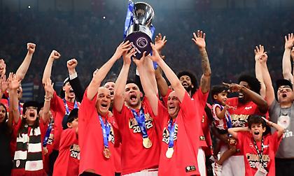 Η «ερυθρόλευκη» φιέστα και η απονομή του τίτλου στον πρωταθλητή Ολυμπιακό στο ΣΕΦ!