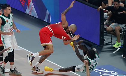 Όταν στο ποδόσφαιρο κλείνουν τα γήπεδα για δύο μήνες, στο μπάσκετ αλωνίζουν;